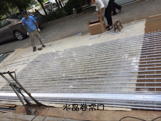 水晶卷帘门安装.jpg