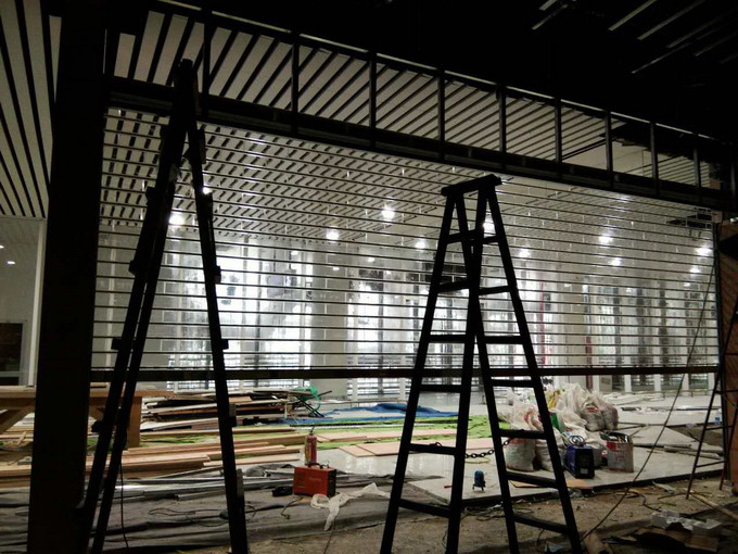 水晶卷闸门安装.jpg 水晶卷闸门安装.jpg